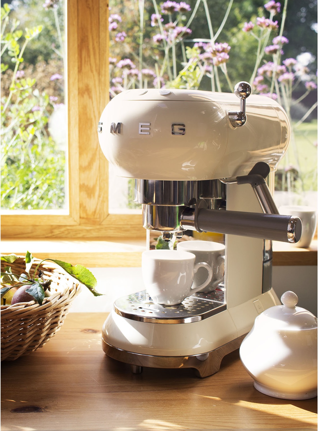 Цена на Smeg ECF01CREU - 48690 руб в 