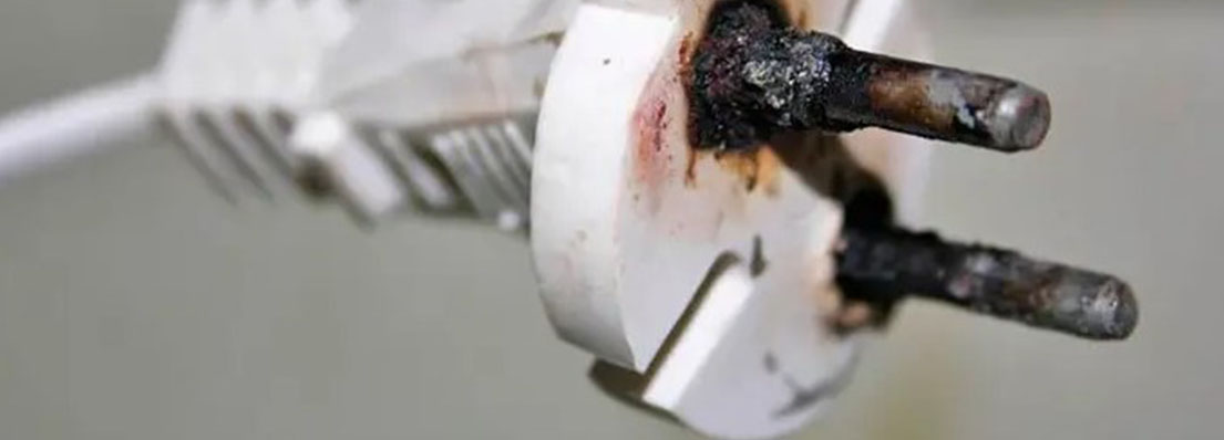 Повреждения шнура питания и вилки  Повреждения шнура питания и вилки