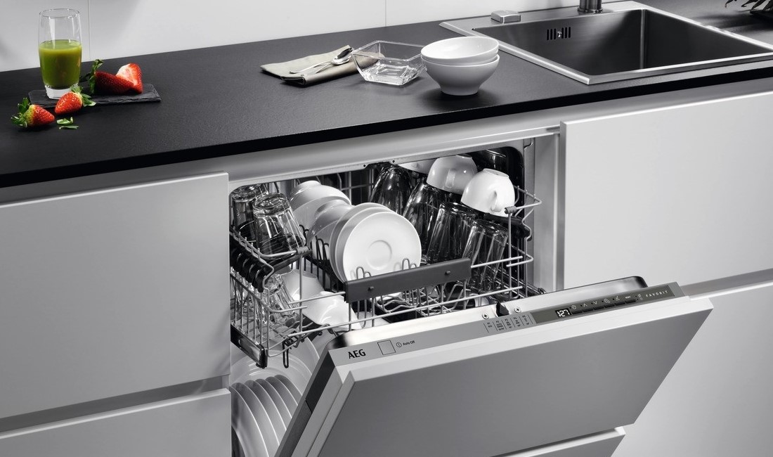 Встраиваемая посудомоечная машина черная. Встроенная посудомойка. Встраиваемая посудомоечная машина. Отдельностоящая посудомоечная машина в интерьере. Acqua s12 s18.