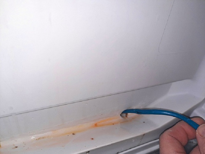  Почему течет холодильник