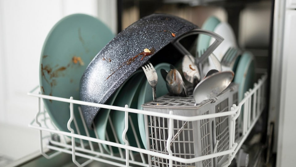 Почему посудомоечная машина плохо моет посуду и как это исправить Почему посудомоечная машина плохо моет посуду и как это исправить
