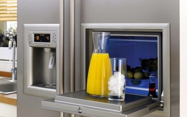 Холодильники с ледогенератором