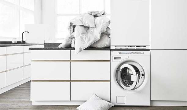 Стиральная машина на кухне под столешницей Стиральная машина на кухне под столешницей
