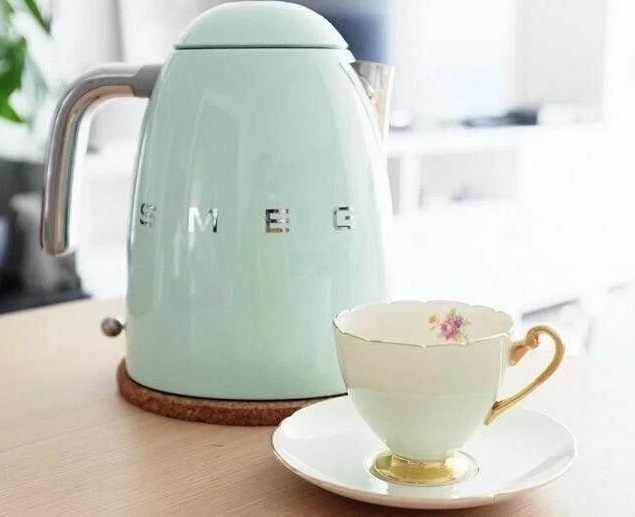 Обзор на электрический чайник Smeg KLF03PGEU
