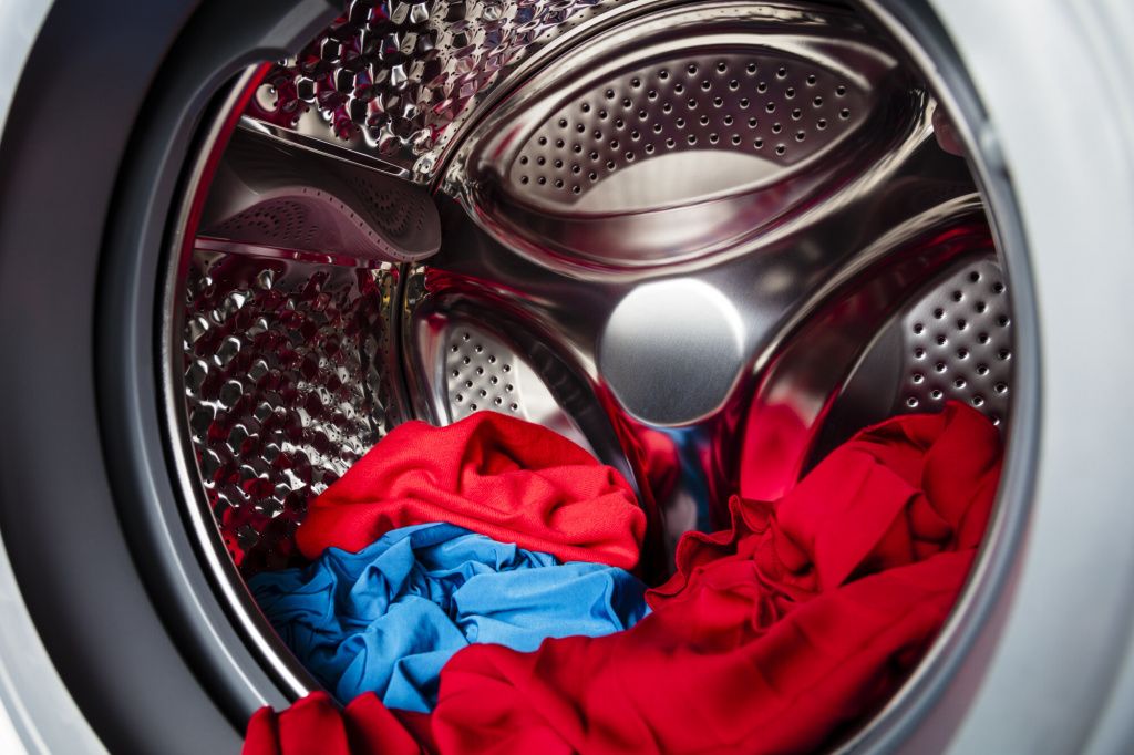 Почему стиральная машина прыгает при отжиме и как решить эту проблему