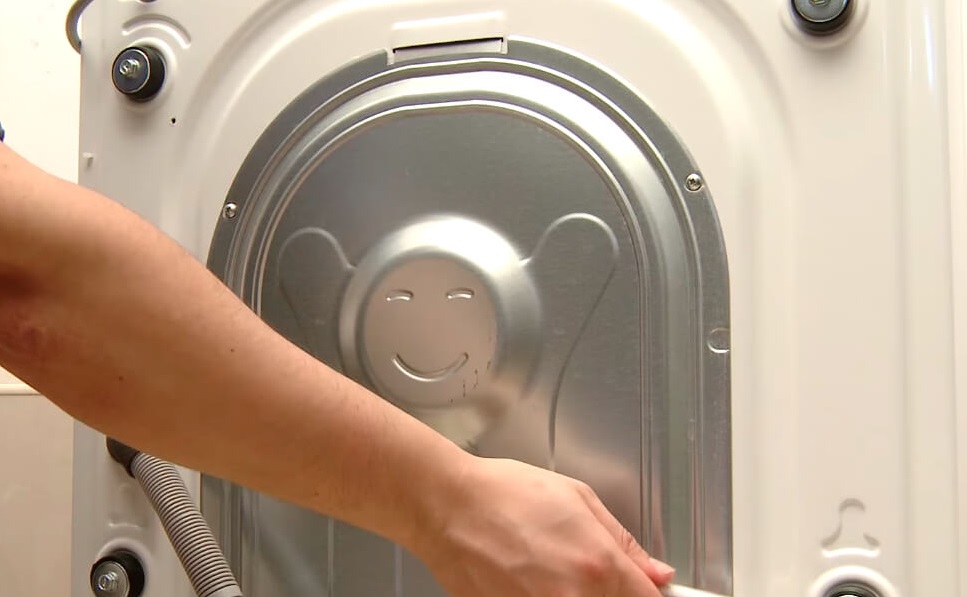 Почему стиральная машина прыгает при отжиме и как решить эту проблему