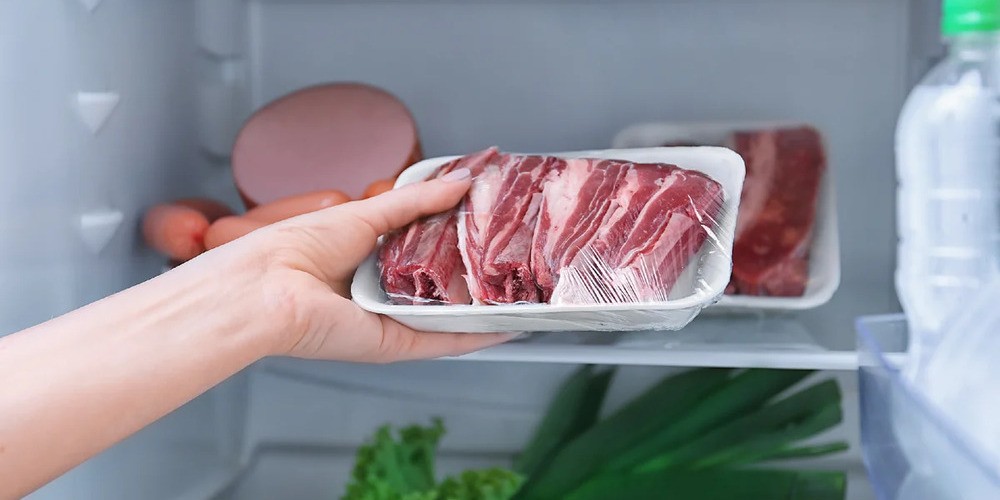 Можно ли хранить продукты и товары в холодильнике