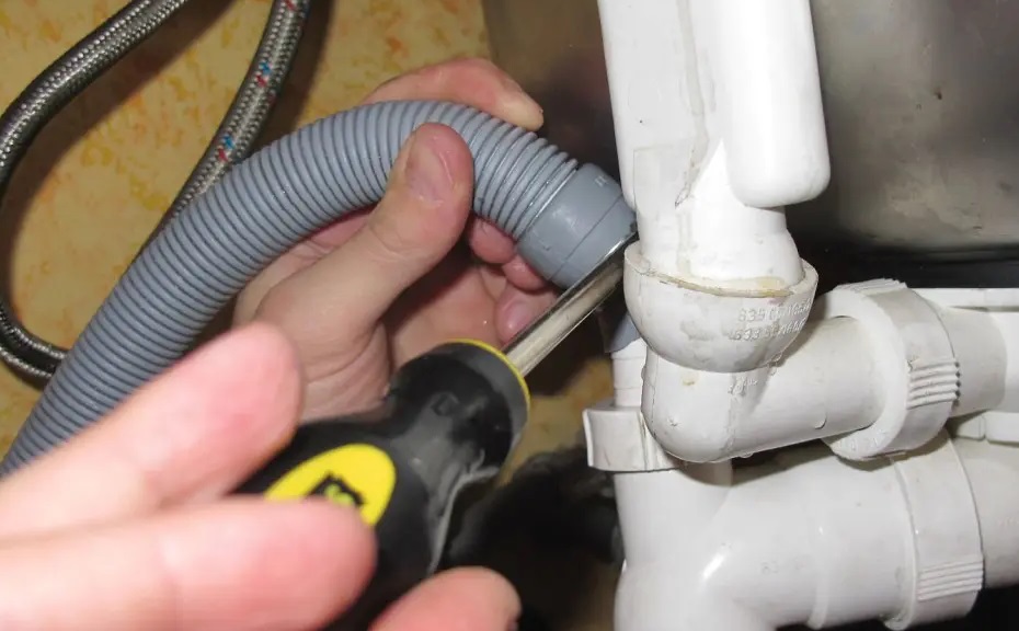 Как заменить сливной шланг в посудомоечной машине Как заменить сливной шланг в посудомоечной машине