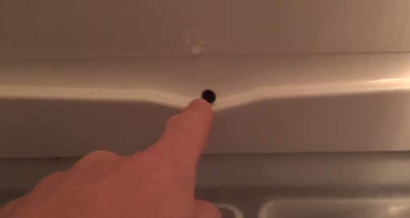 Почему течет холодильник