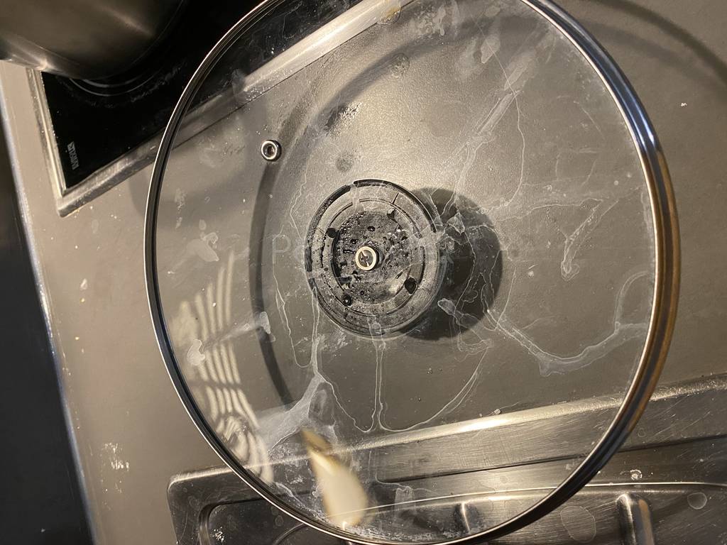 Почему в посудомоечной машине остается белый налет и как его убрать Почему в посудомоечной машине остается белый налет и как его убрать