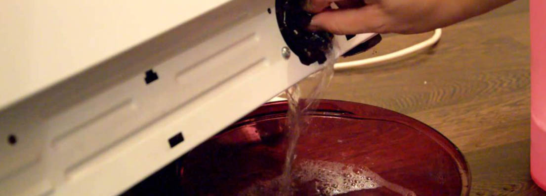 Как разблокировать люк, если машина зависла с водой на стирке? 