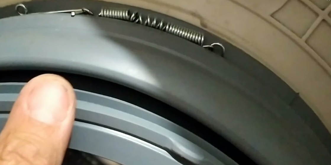 Почему стиральная машина прыгает при отжиме и как решить эту проблему