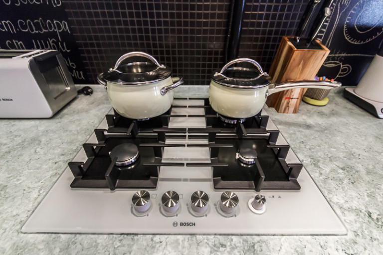 Эмалированные варочные панели gazovaya-varochnaya-panel-iz-belogo-zakalennogo-stekla.jpg