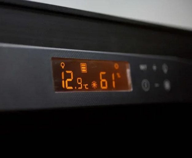 Монотемпературный винный шкаф EuroCave P-300048-L (preview 2)