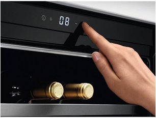 Встраиваемый винный шкаф АЕГ KWE884520M фото 3 Встраиваемый винный шкаф AEG KWE884520M фото 3