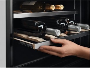 Встраиваемый винный шкаф АЕГ KWE884520M фото 4 Встраиваемый винный шкаф AEG KWE884520M фото 4