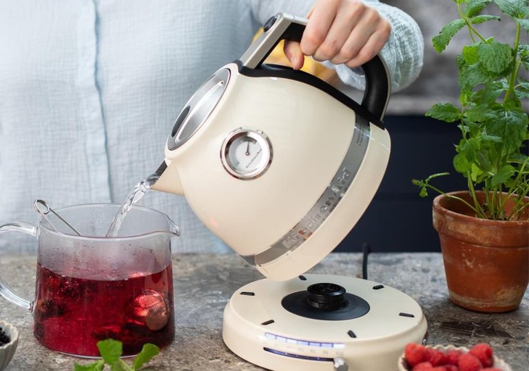 Обзор электрочайника KitchenAid 5KEK1522EAC Обзор электрочайника KitchenAid 5KEK1522EAC