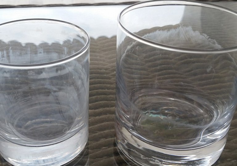 Почему в посудомоечной машине остается белый налет и как его убрать? Почему в посудомоечной машине остается белый налет и как его убрать?