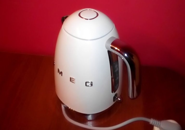 Обзор чайника Smeg KLF03CREU Обзор чайника Smeg KLF03CREU