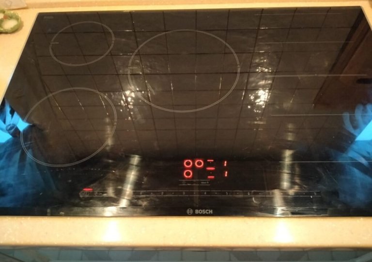 Ошибка E1 на электрической варочной панели: перегрев конфорки Ошибка E1 на электрической варочной панели: перегрев конфорки