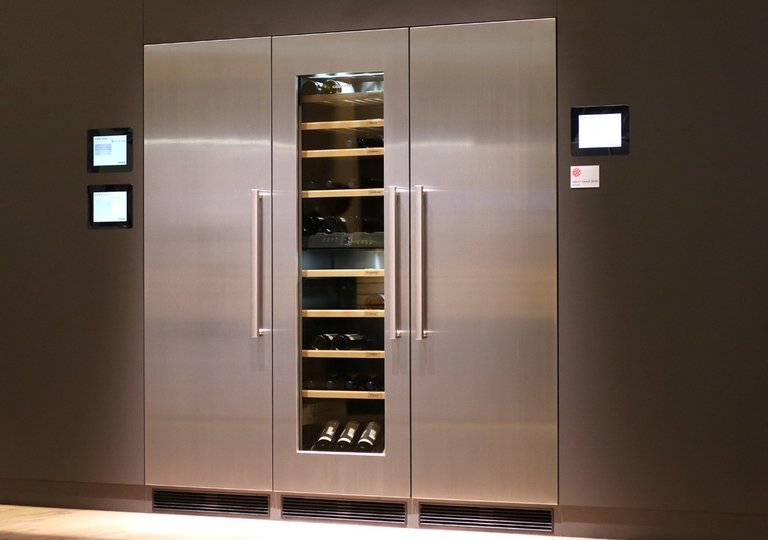Холодильник с винной камерой Холодильник с винной камерой