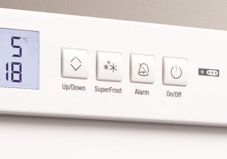 В холодильнике Liebherr мигает Alarm В холодильнике Liebherr мигает Alarm