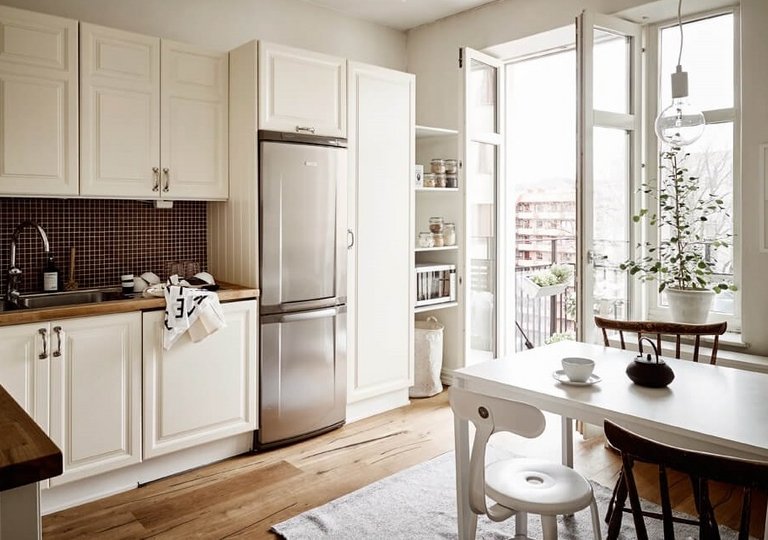 Как перевесить дверь холодильника