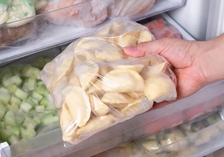 Можно ли, как и сколько хранить пельмени в холодильнике? Можно ли, как и сколько хранить пельмени в холодильнике?