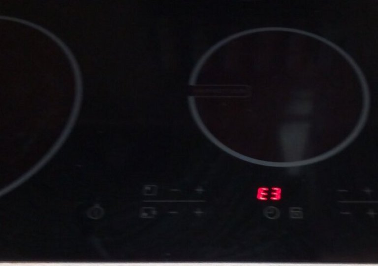 Ошибка E3 и E4 индукционной варочной панели: проблемы с напряжением Ошибка E3 и E4 индукционной варочной панели: проблемы с напряжением