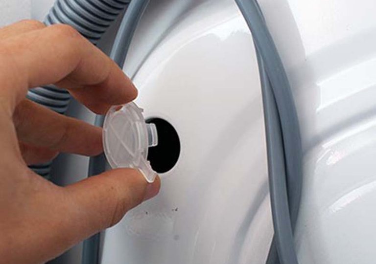 Как снять транспортировочные болты со стиральной машины?