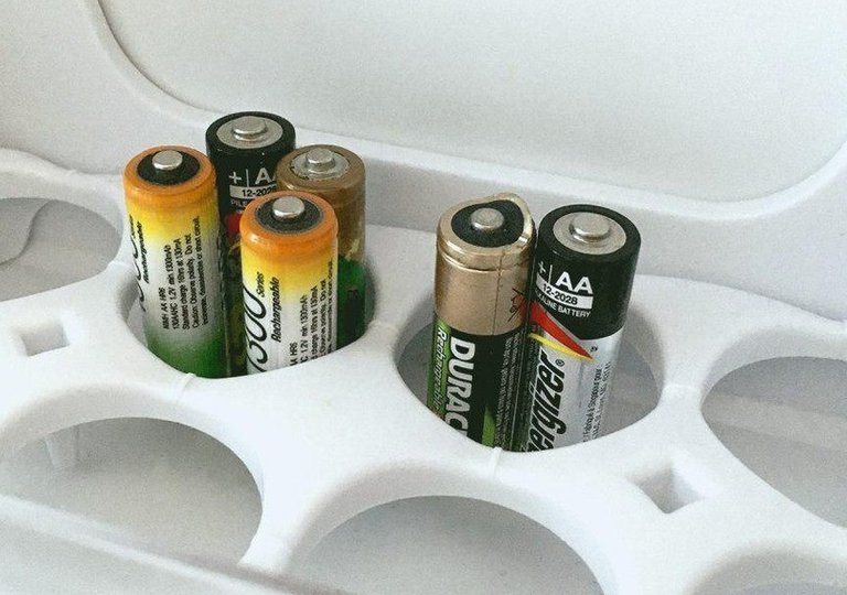 Можно ли, как и сколько хранить батарейки в холодильнике? Можно ли, как и сколько хранить батарейки в холодильнике?