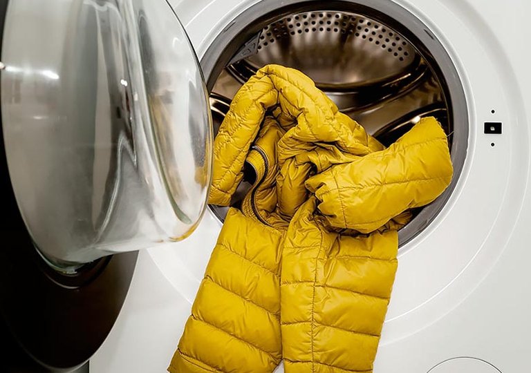 Можно ли стирать пуховик в стиральной машине?